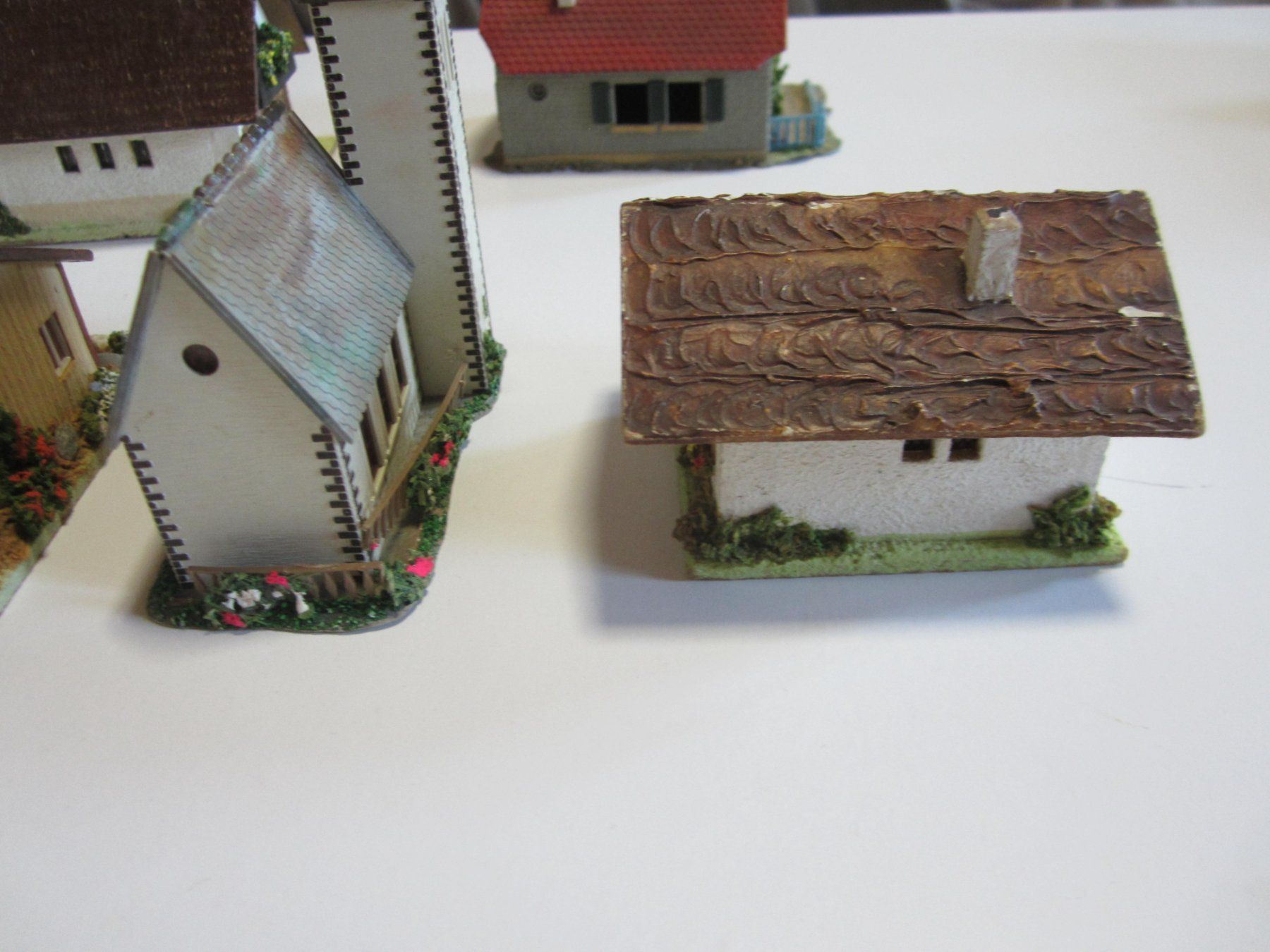Modelleisenbahnen: Trains modélisme maisons – Defekt aus Tramelan von Tors 1
