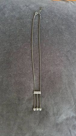Halskette mit weissen Strasssteinen