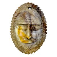 Ancien masque tribal africain sculpté dans la pierre Gabon