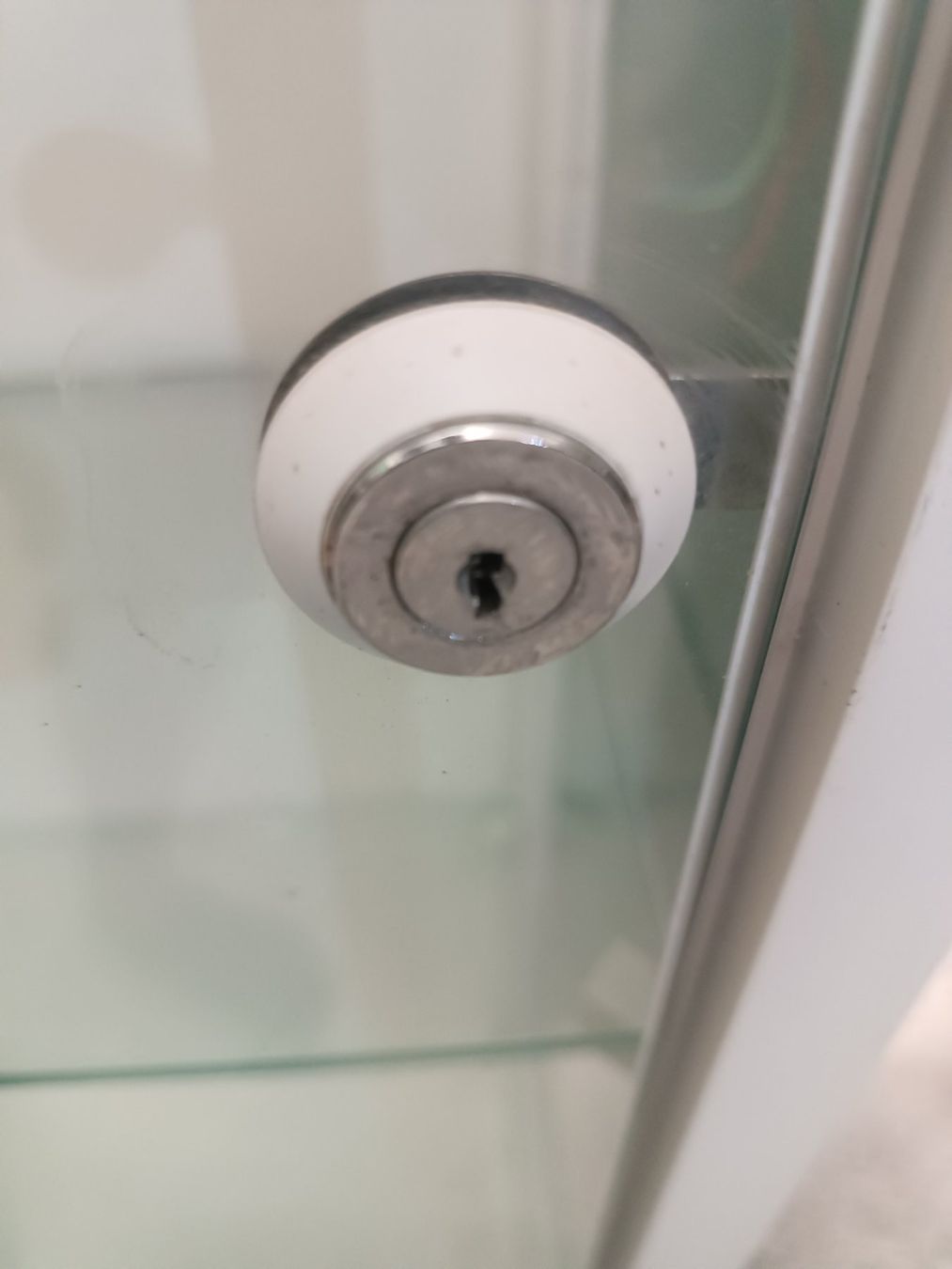 Vetrine: Grosse Glasvitrine mit Beleuchtung, abschliessbar! – Usato da Dürnten venduto da tomek007 5