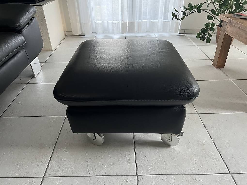 Sofas: Leder-Sofa mit Longchair und Hocker – D'occasion à Münsingen par janickdillon3110 4
