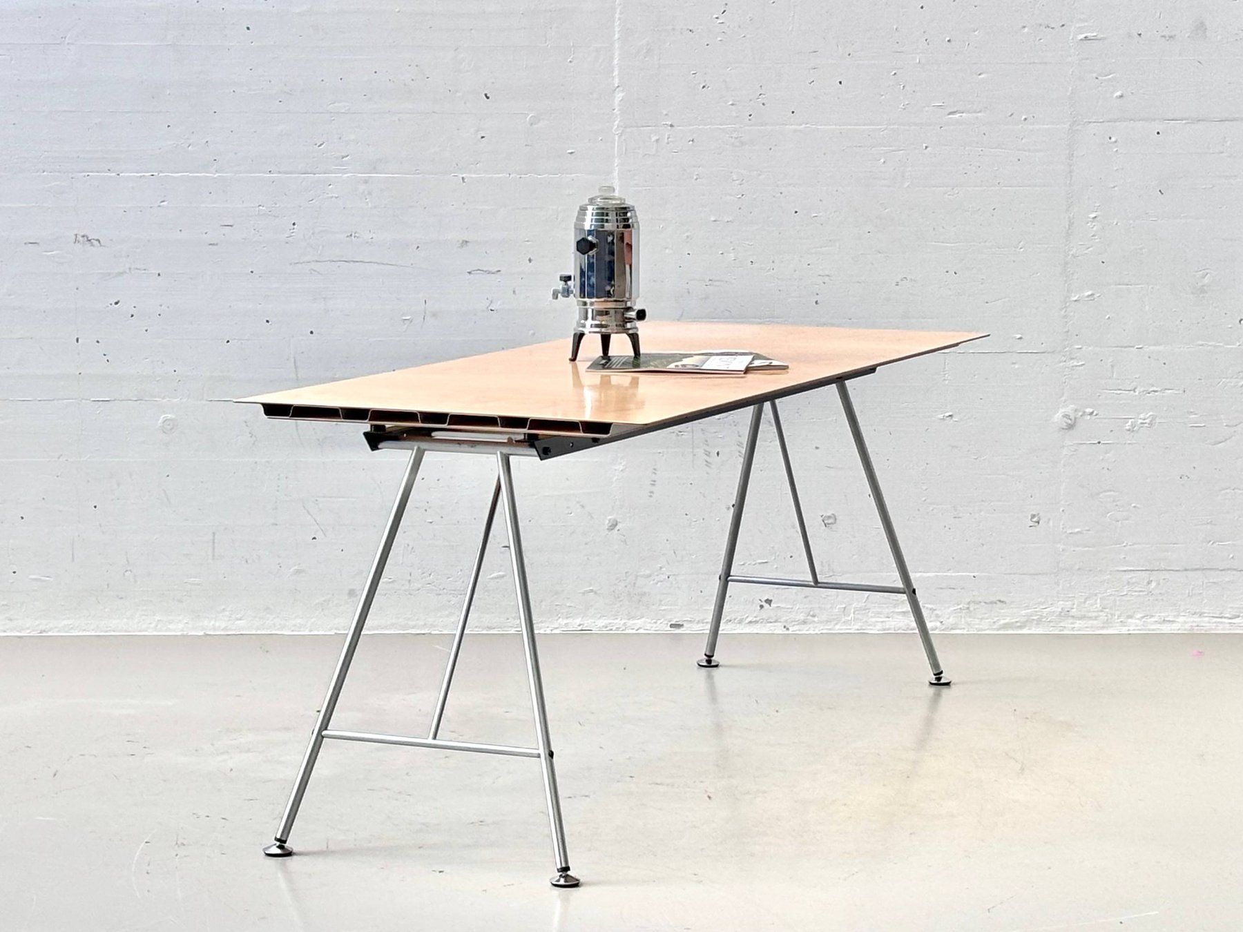 Atelier Alinea Tische: Atelier Alinea Bürotisch mit Metallgestell – Gebraucht aus Zürich von LeMoege