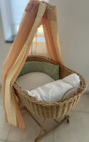 Baby-Wiege aus Korbgeflecht und Vorhang