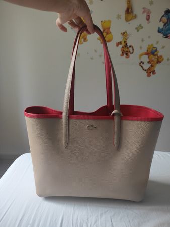 Sac cabas Lacoste réversible beige et rouge.