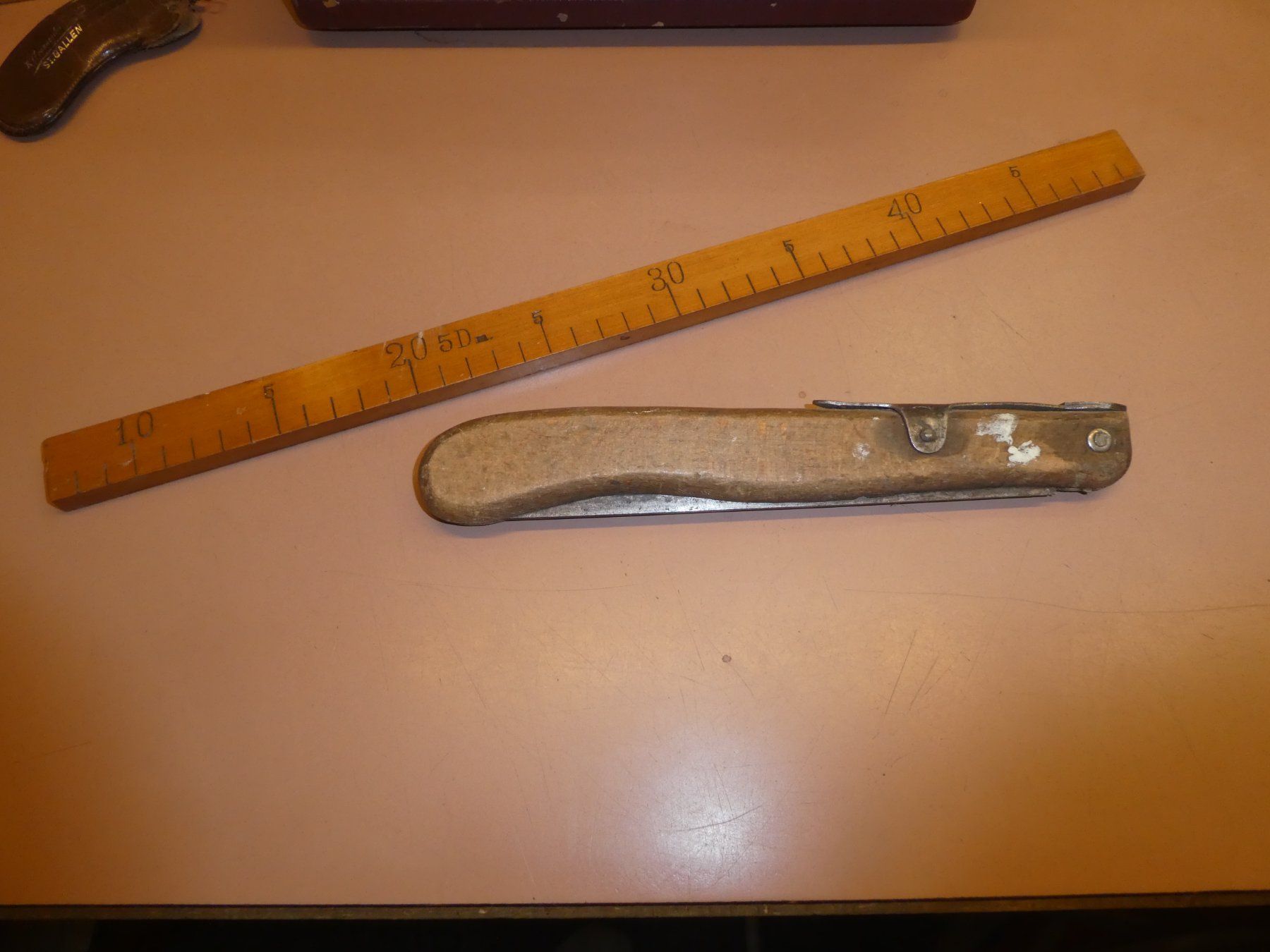 Alle Werkzeuge: Klappsäge antik Holzgriff gebraucht plus Messstab – Gebraucht aus Chur von Diversico2010