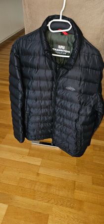 Globe Trotter Daunenjacke, Grösse L, Schwarz, Olive