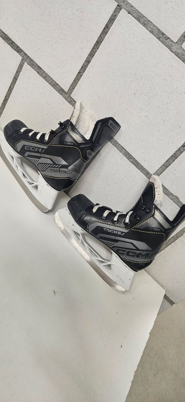 Ccm Pattini da ghiaccio: CCM Tacks Schlittschuhe Kinder Grösse 31 – Usato da Gümligen venduto da JLH14 2