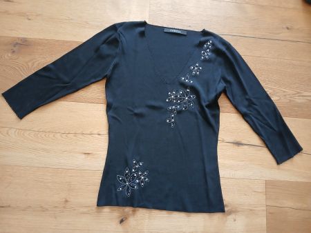 Maglia nera disegno floreale lustrini