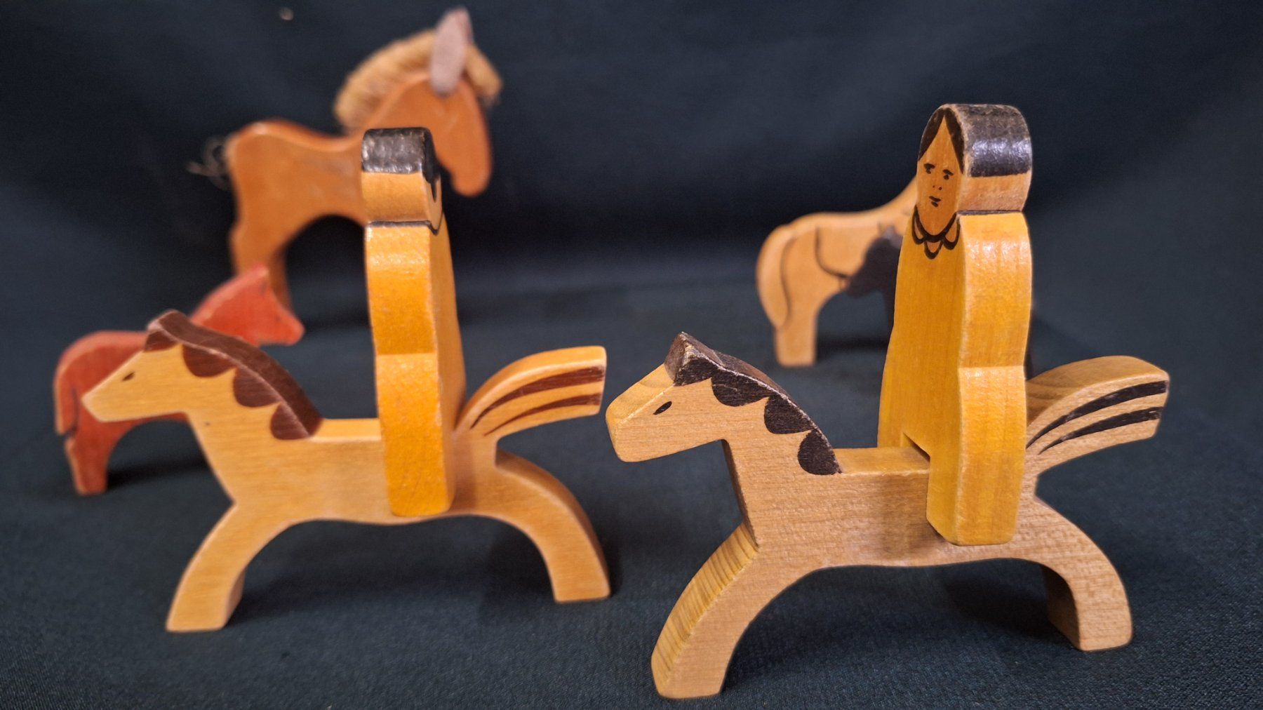 Giocattoli: Vintage Holz-Pferdchen mit 2  Männchen – Usato da Arlesheim venduto da shopradl 1