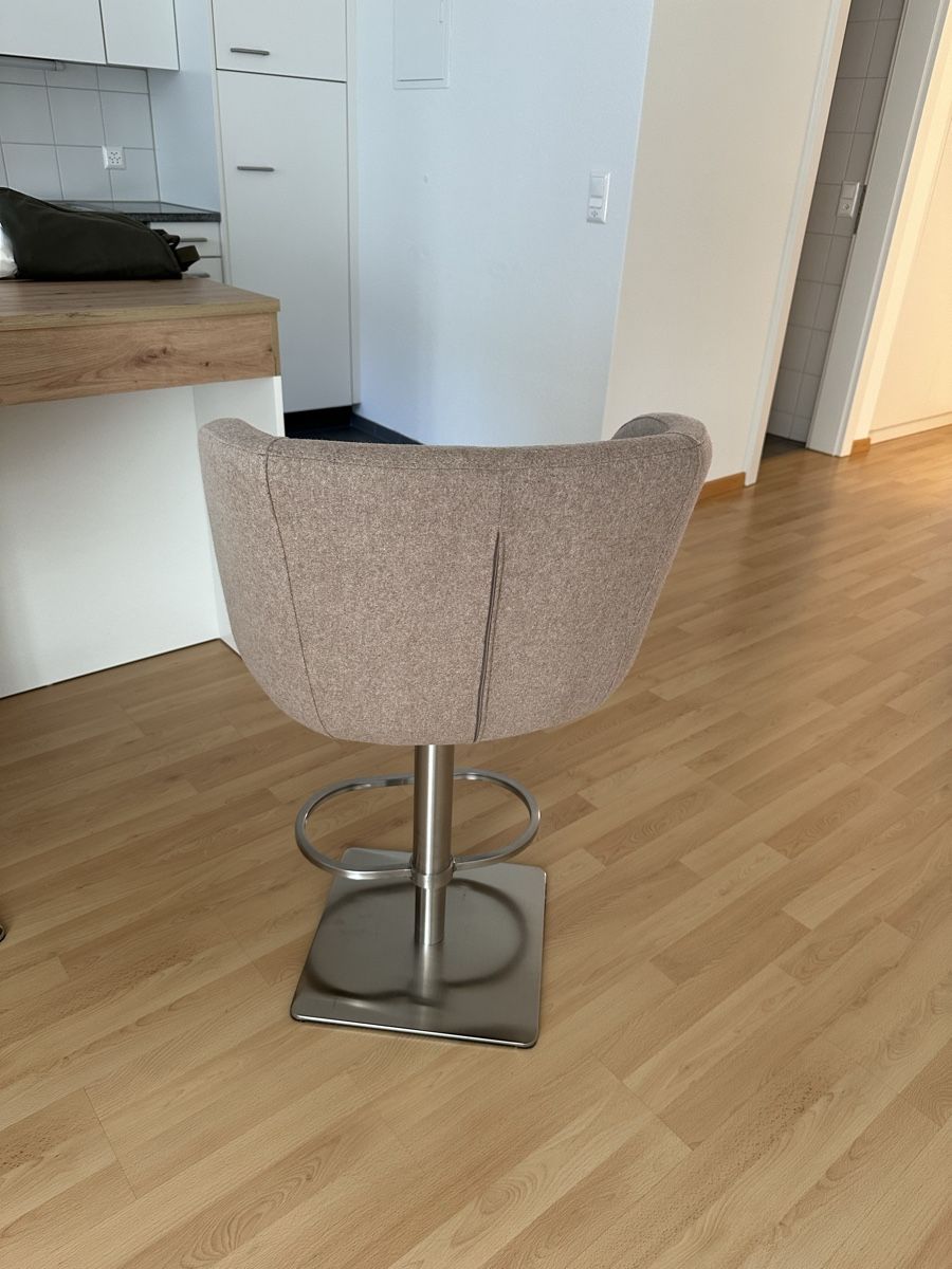 Tabourets: Barhocker mit Fussring grau 2 Stk, beige – D'occasion à Zug par S6403 7