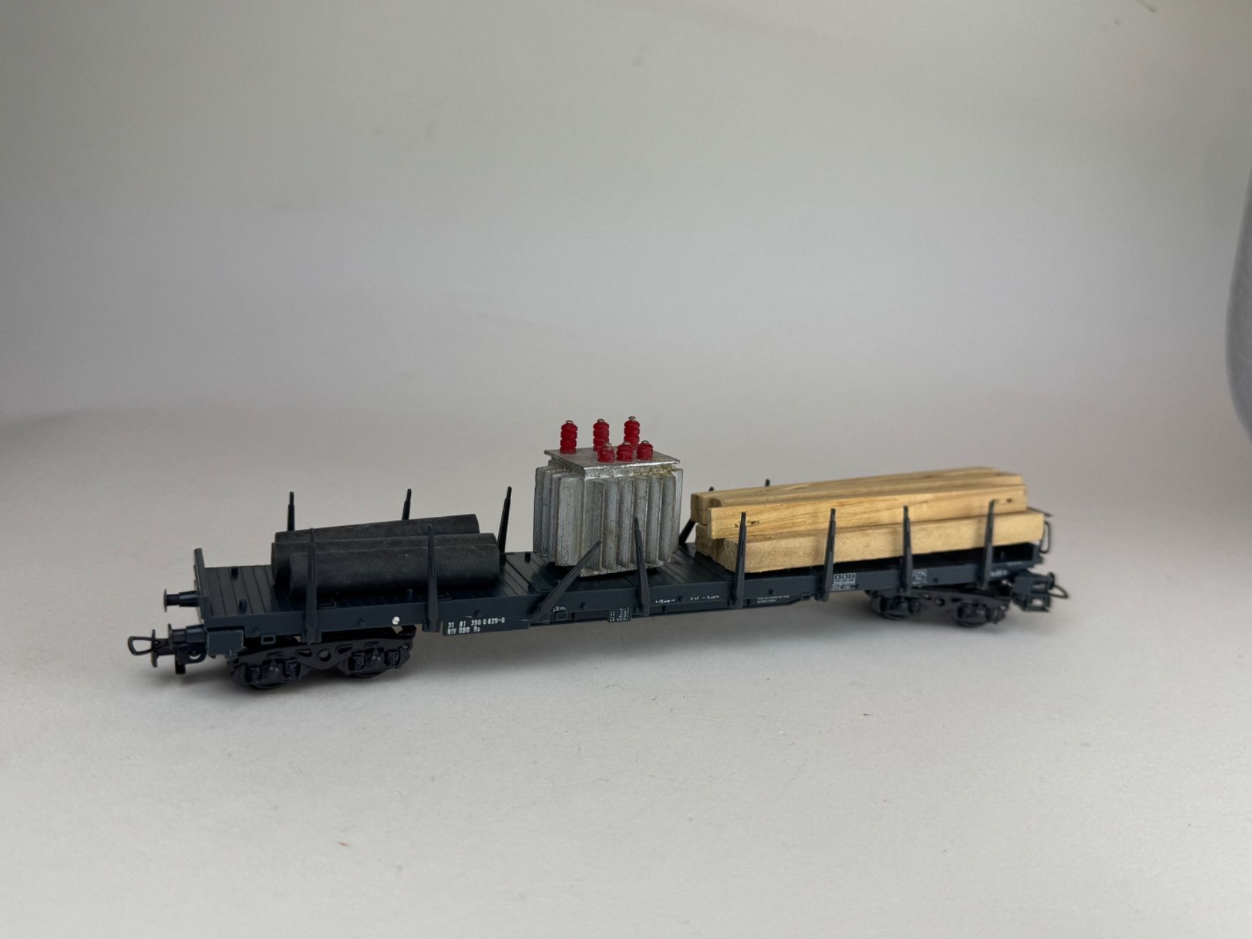 Liliput Modellini di ferrovie: Liliput Rungenwagon mit Ladung Transformator Holz – Usato da Elm venduto da Wikmtz 1