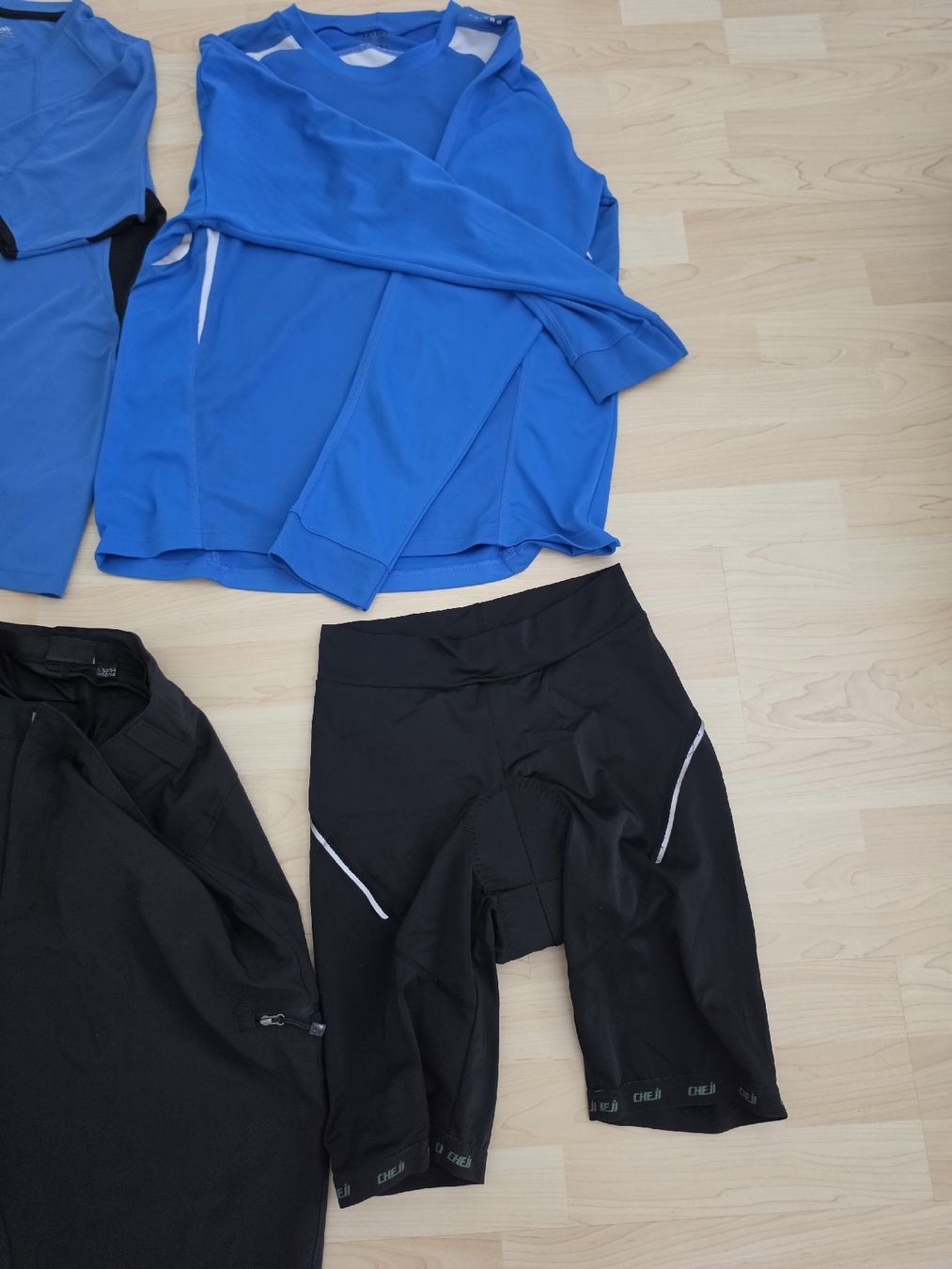 Lots de vêtements: Velokleider Hosen etc. – D'occasion à Würenlos par Nigginiggi 2