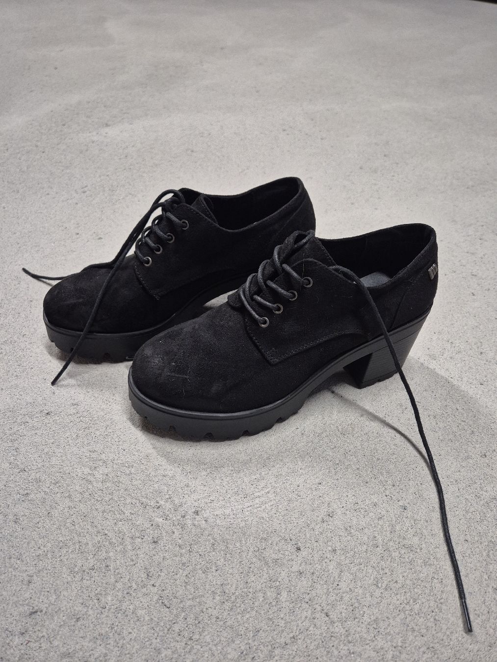 Scarpe da donna: Schwarze Schuhe mit Absatz, Grösse 40 - neuwertig – Usato da Känerkinden venduto da melbaumg