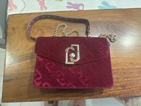Liu Jo Abendtasche aus Samt, bordeauxrot, neuwertig!
