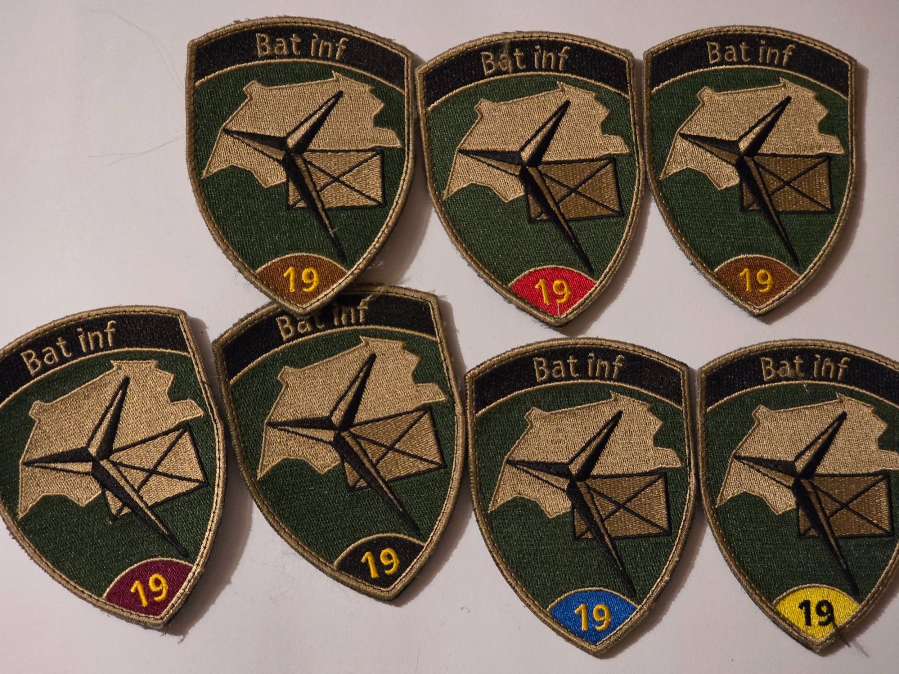 Schweizer Armee Placchette & Badge: 7 Badges Infanterie Bat Inf 19 Klett – Nuovo (secondo la descrizione) da Nyon venduto da freetoys08