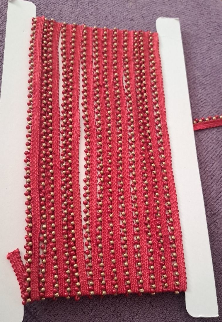 Perles (synthétiques): Red lace( 8meter )with Golden Beads – Neuf (Voir description) à Bern par mahilini