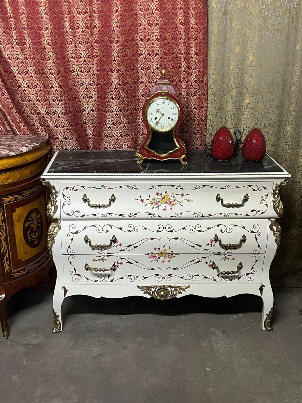 Kommoden: Commode de style Louis XV , 3 tiroirs, motif  fleuri. – Gebraucht aus geneve von louisart 1