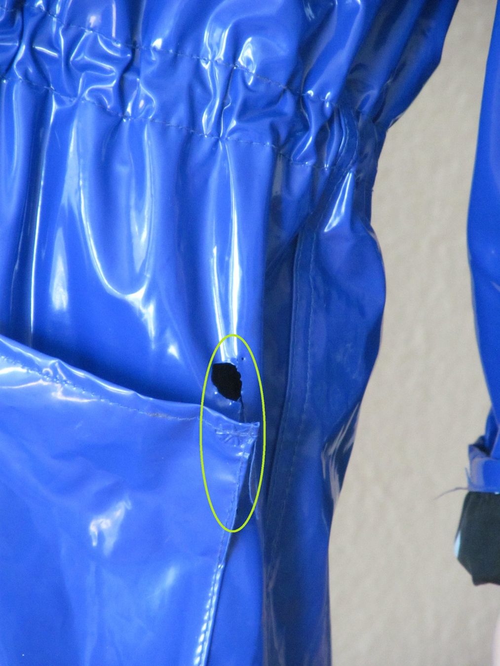 Cappotti: Blauer Lackmantel Parka ohne Label in Gr. M – Usato da Münchenbuchsee venduto da lu-99 1