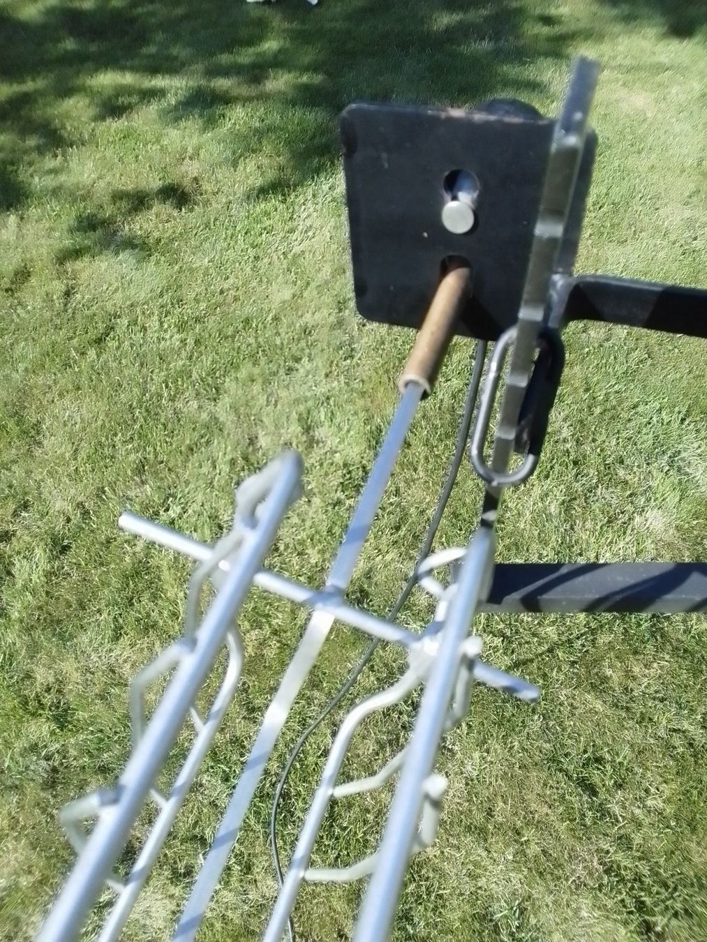 Griglie: Gartengrill mit Schwenkarm, El.-Motor und Grillkorb. – Usato da Röschenz venduto da Hellas13 4