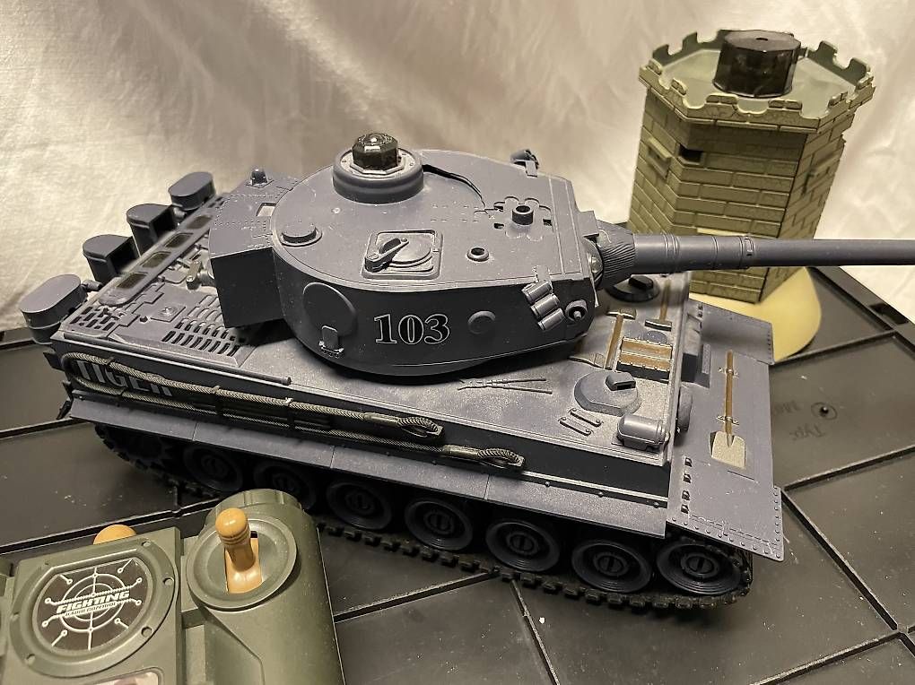 Modellbausätze & Standmodelle: Ferngesteuerter Spiel-Panzer mit Kampf-Turm – Gebraucht aus Möriken AG von nipamijule 2