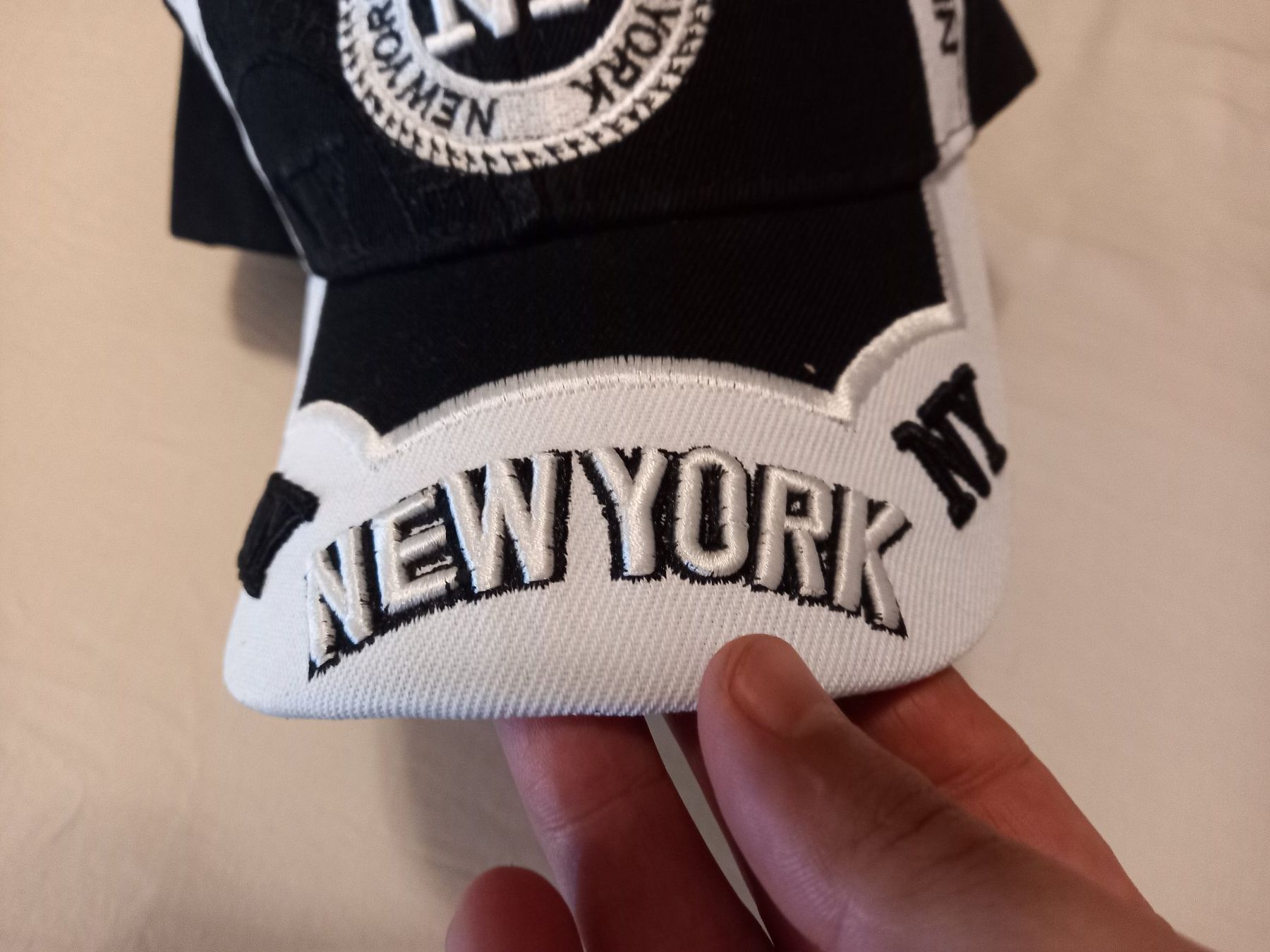 Copricapi, berretti & cappellini: Baseballkappen New York Sport Black – Nuovo e nell'imballaggio originale da Lausanne venduto da FASHION-WORLD-SHOP 1