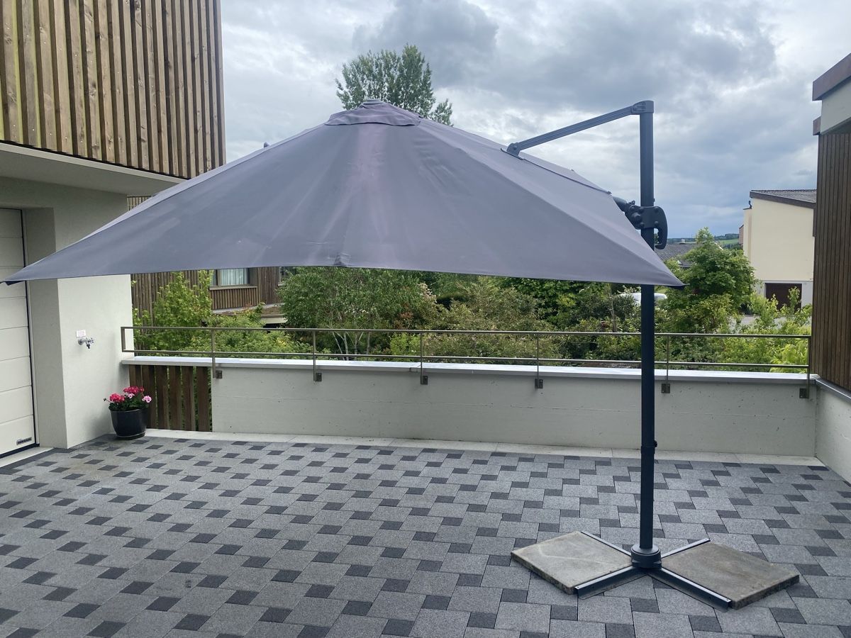 Parasols: Sonnenschirm mit 4 Gartenplatten – D'occasion à Beromünster par Mikala