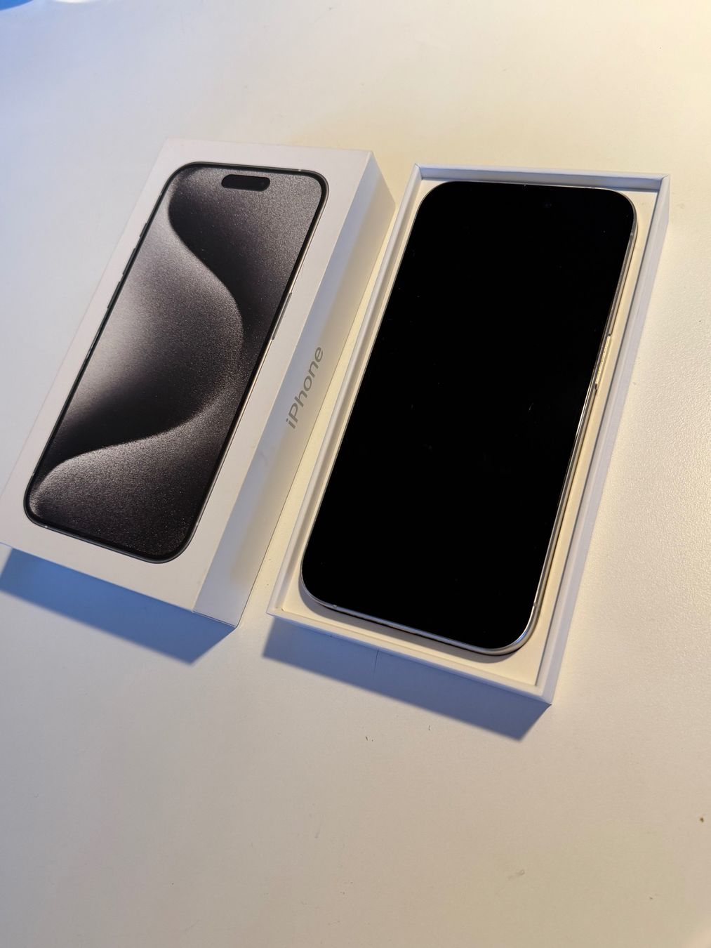 Apple Telefoni cellulari / Smartphones: iPhone 15 Pro 256GB White Titanium mit Zubehör – Usato da Rain venduto da _Robinson_ 4