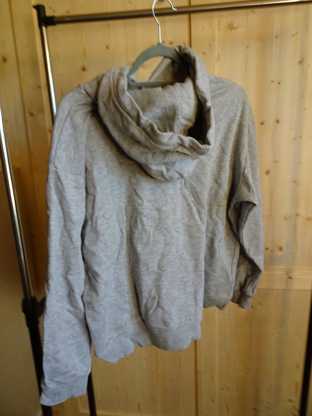 H&M Maglioni & Felpe: Kapuzen Pullover von H&M grau Gr. L - 422126 – Usato da Küssnacht am Rigi venduto da Good4Deckeli 1