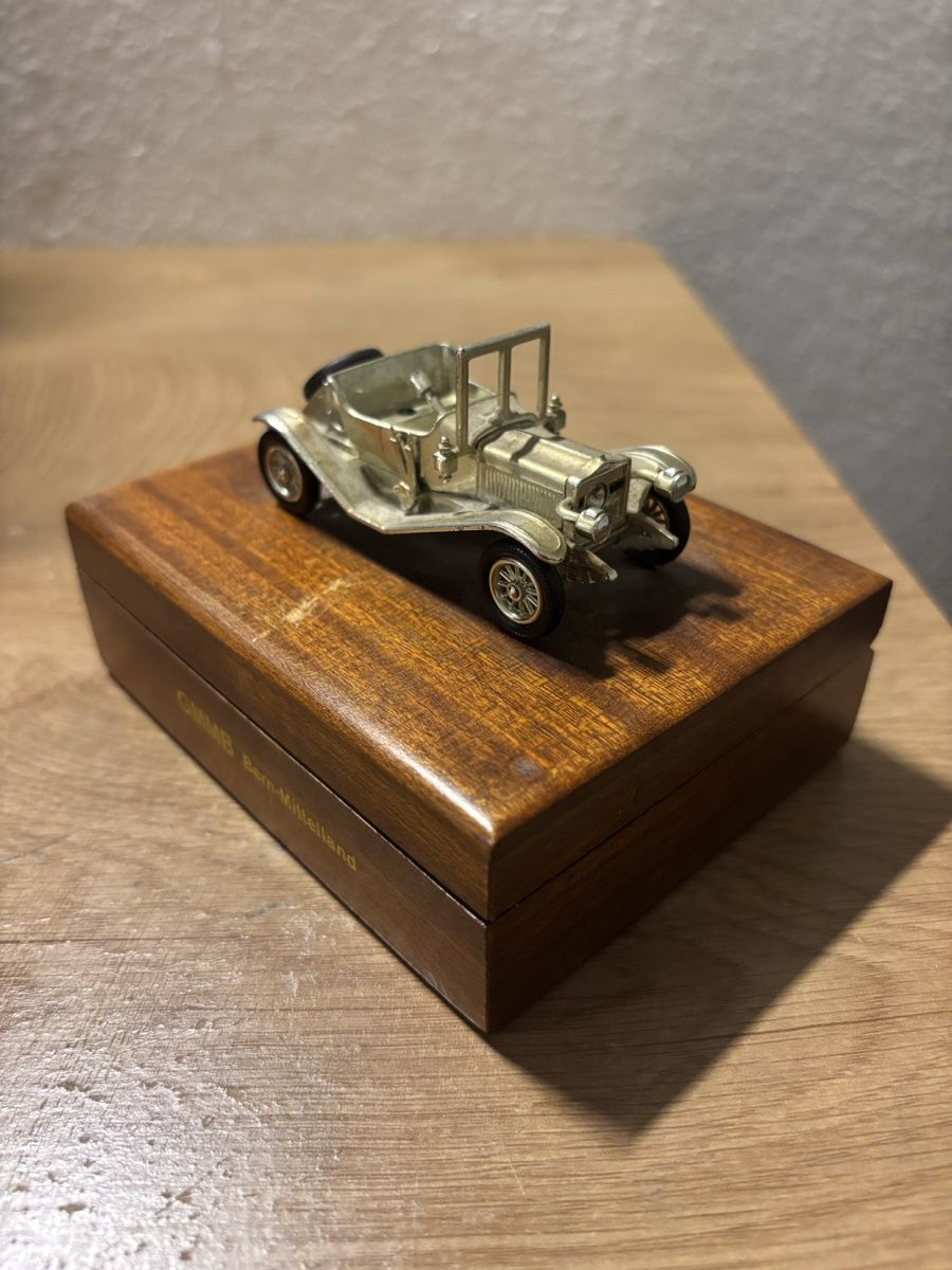 Voitures modèles: Antike Holzbox mit Oldtimer Metallfigur – D'occasion à Orpund par BlackEagel80