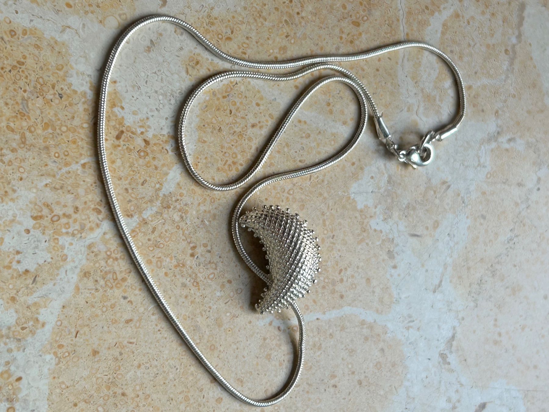 Catenine: Schlangenkette mit Sichel-Mond Weiss – Usato da Laufen venduto da Bellavitaboom 3