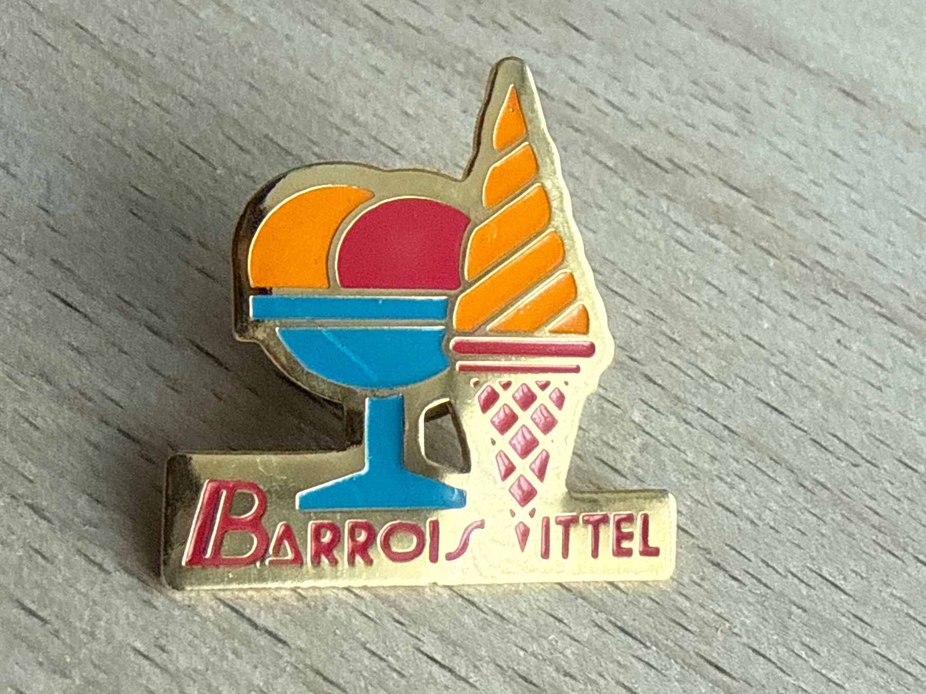 Plaquettes & Badges: Pin  Eiscreme BARROIS VITTEL – D'occasion à Glattbrugg par Schweigmatt