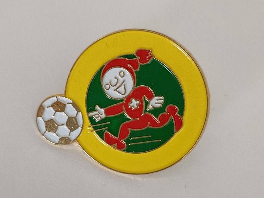 Plaketten & Abzeichen: Pin Fussball mit Maskottchen Schweiz - Box 27 – Gebraucht aus Köniz von Pinscollect