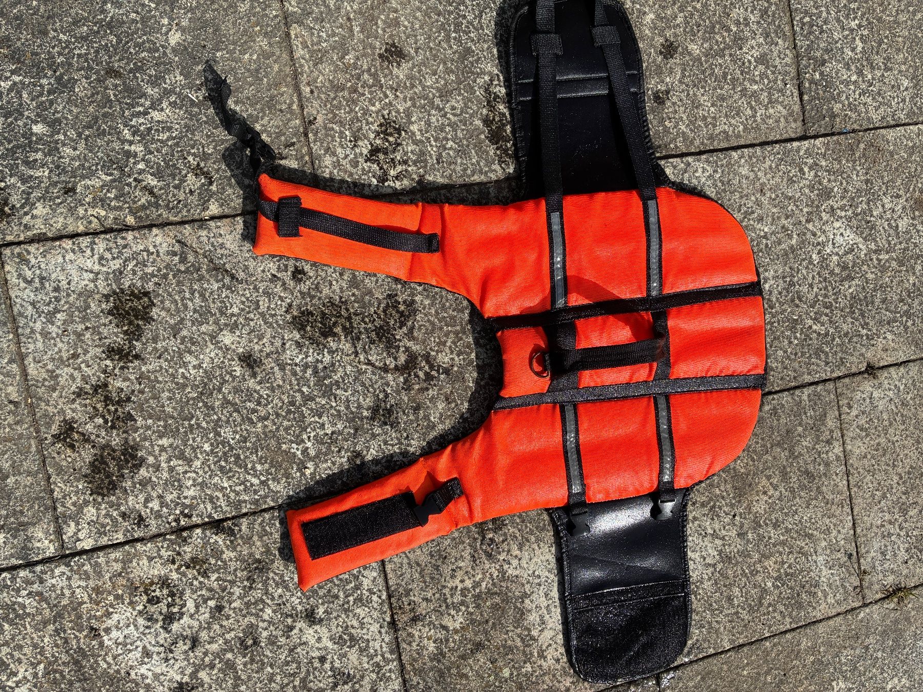 Giubbotti di salvataggio: Hundegeschirr und Schwimmweste – Usato da Radelfingen b. Aarberg venduto da peanutsli 1