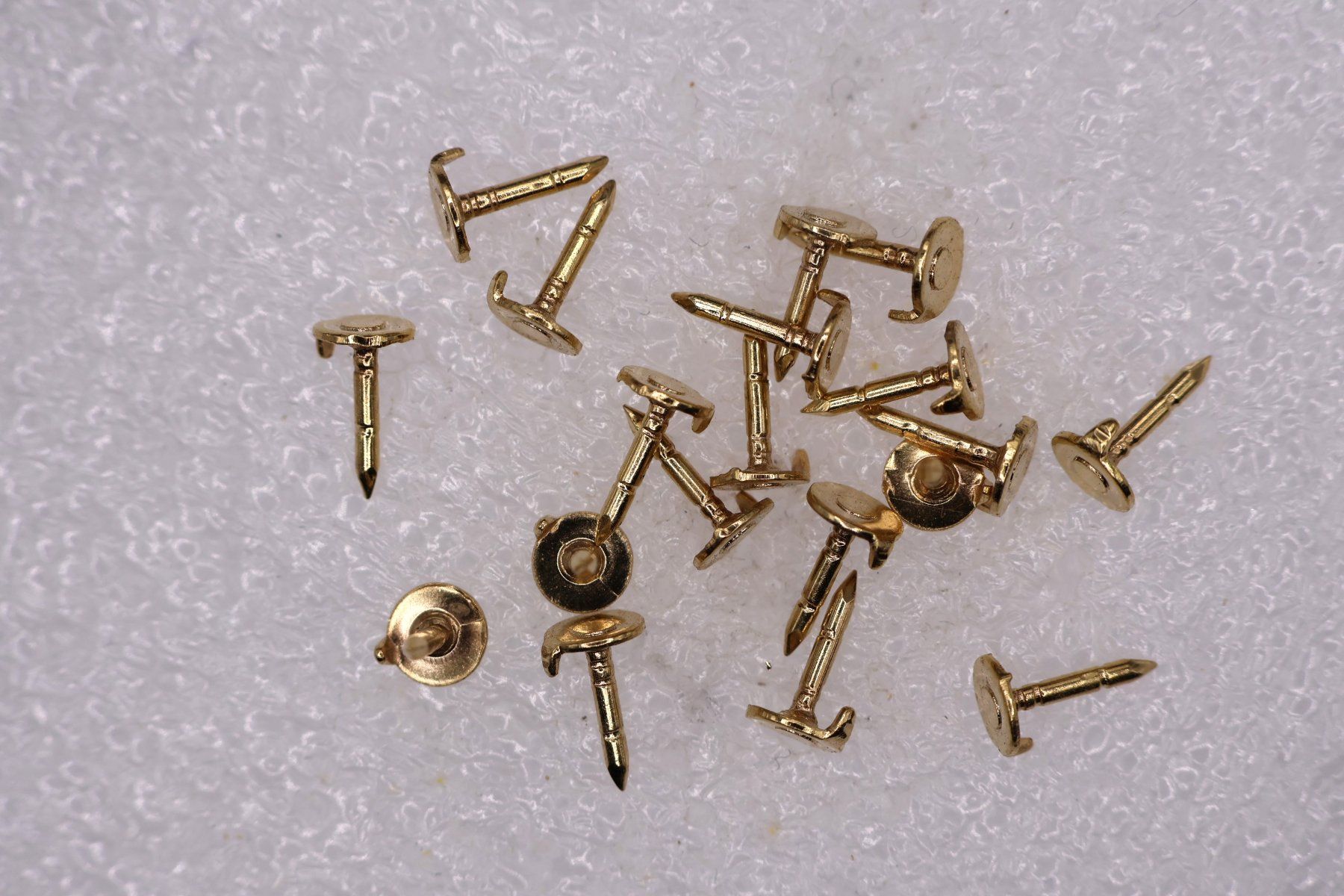 Plaketten & Abzeichen: 20 Nägel für Pins – Gebraucht aus Winterthur von Sammleroase