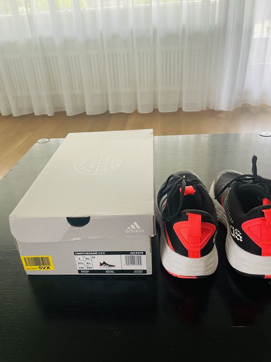 Adidas Scarpe per ragazze: Hallenschuhe  Adidas Gr. 37 1/3 – Usato da Thun venduto da Adrian131 1