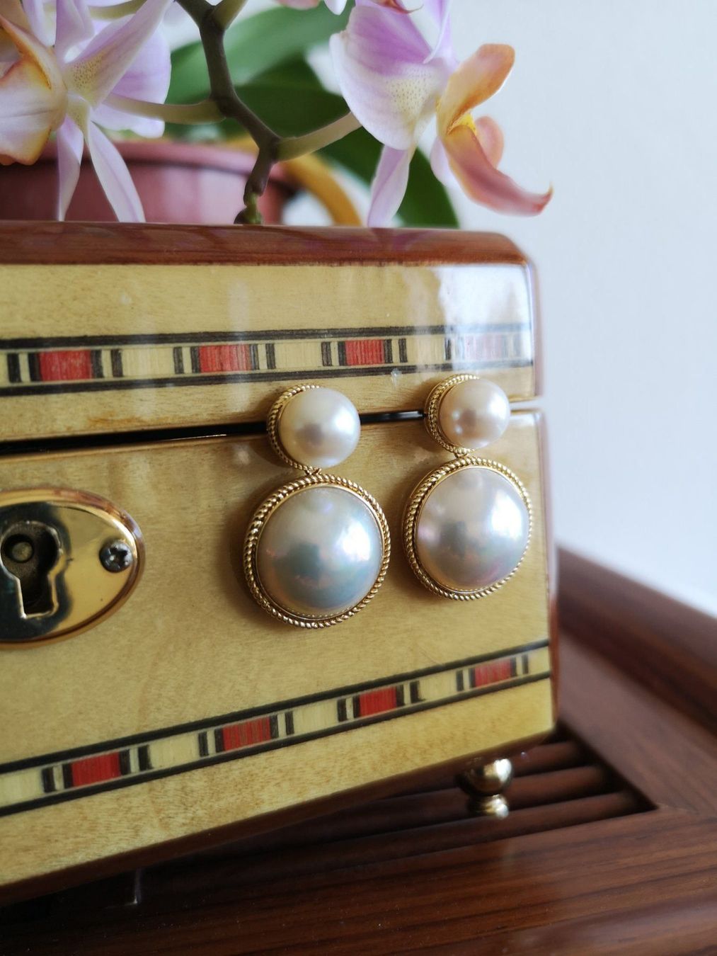 Ohrringe & -stecker: Mabé-Perle & Süsswasserperle Ohrstecker, 18K Gold – Neu und originalverpackt aus Rümlang von 21f 4