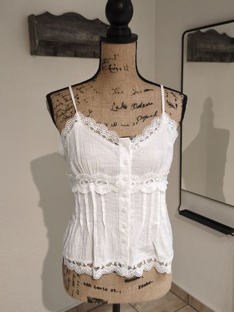Weisses Top mit Spitze, Grösse M, ideal für Sommer!
