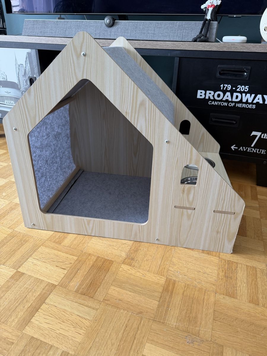 Tiragraffi: Maison pour chat neuve avec 2 gamelles , griffoir – Nuovo e nell'imballaggio originale da Dombresson venduto da feline_ne