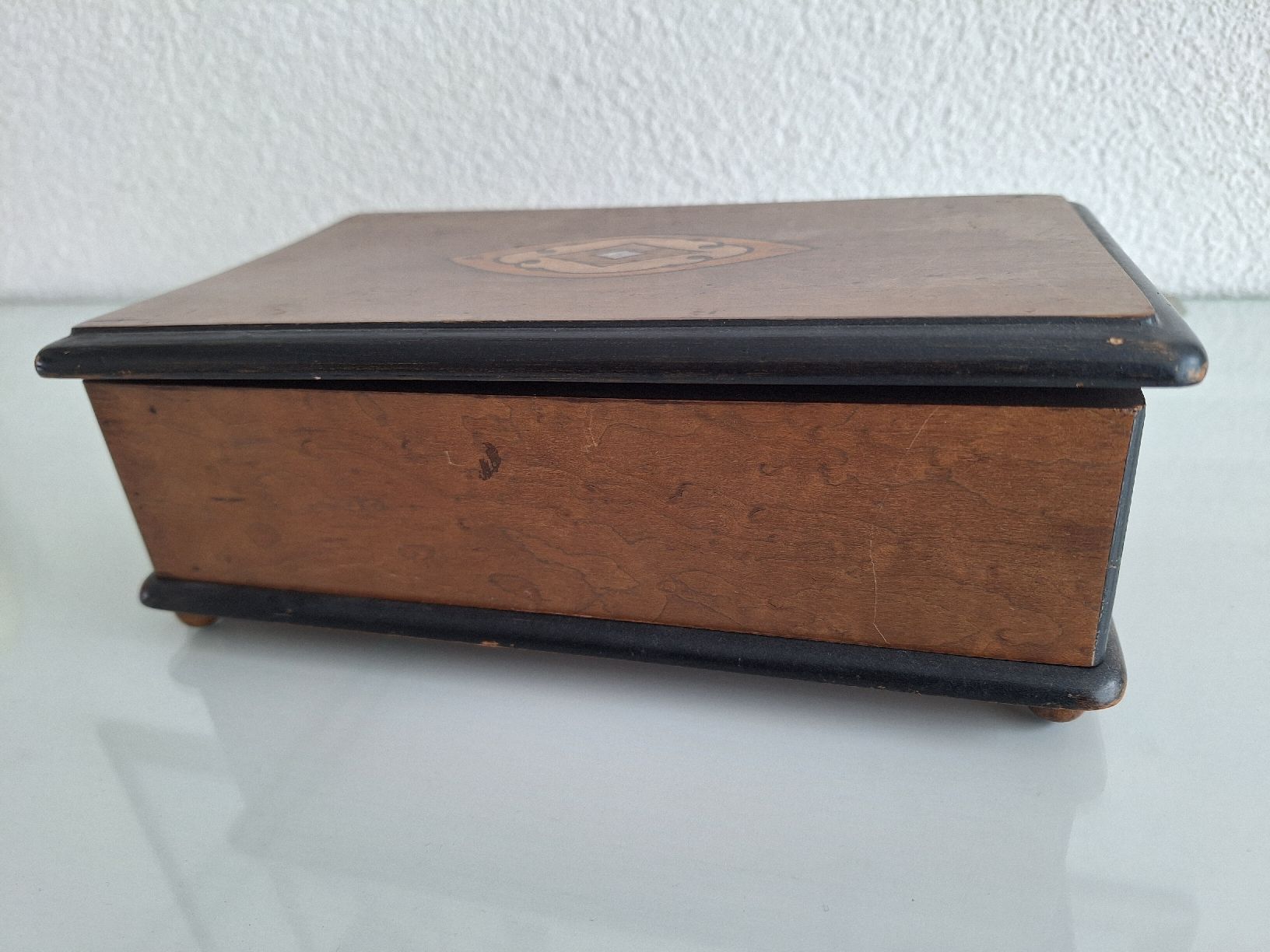 Carillon: Antike Spieldose Schmuckkästchen aus Holz – Difettoso da Sissach venduto da luvama 2