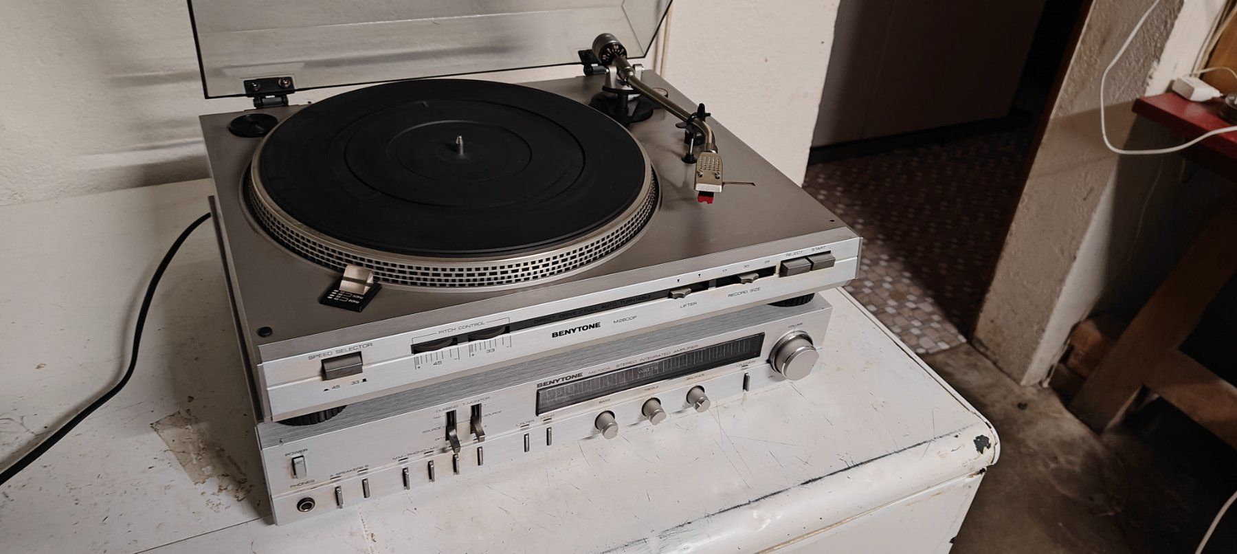 Plattenspieler: Tourne-disque et ampli Benytone – Gebraucht aus Evionnaz von Bilette