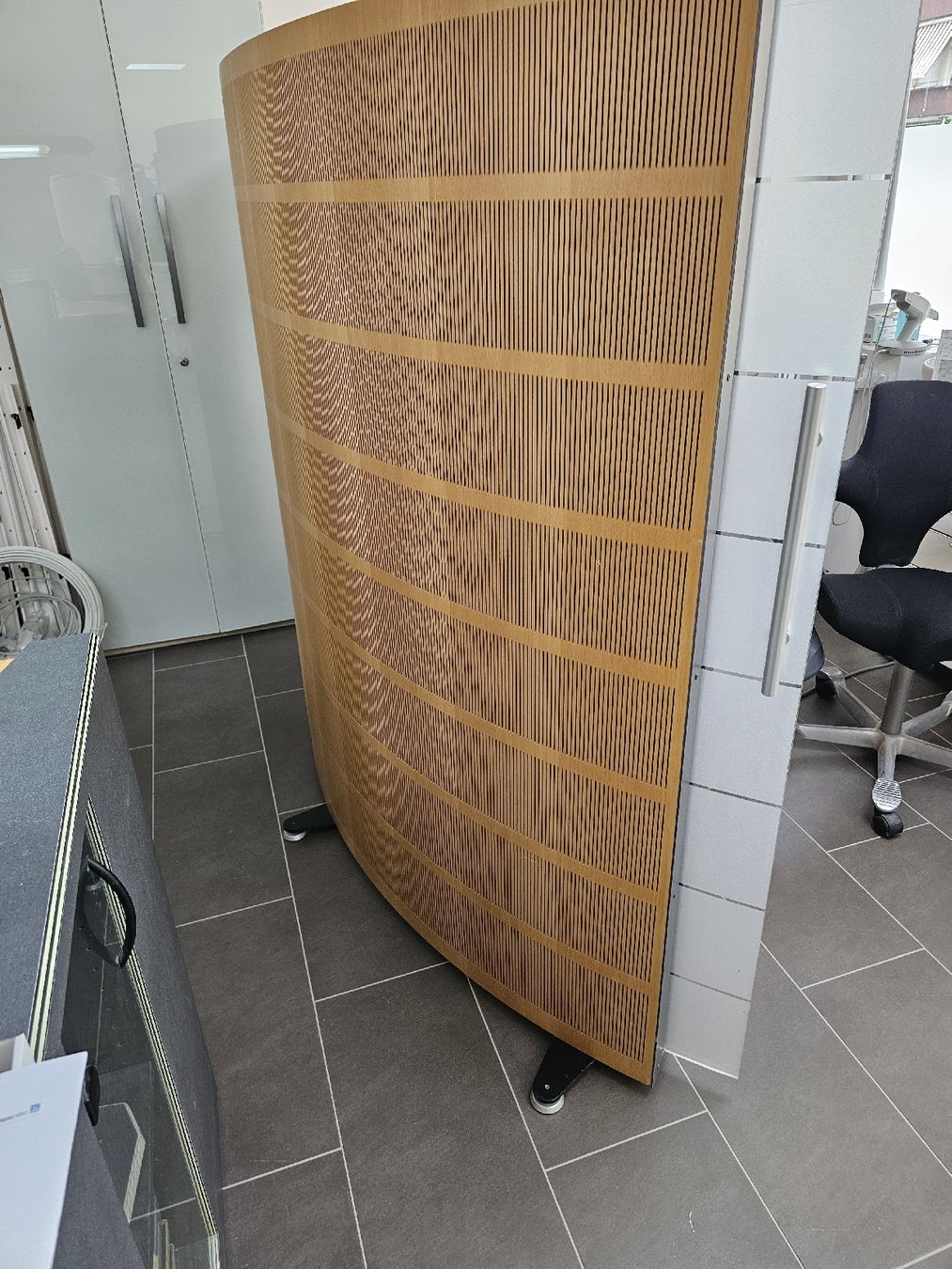 Paraventi: Runde Holz-Trennwand mit Milchglas  – Usato da Zürich venduto da Nz77 2