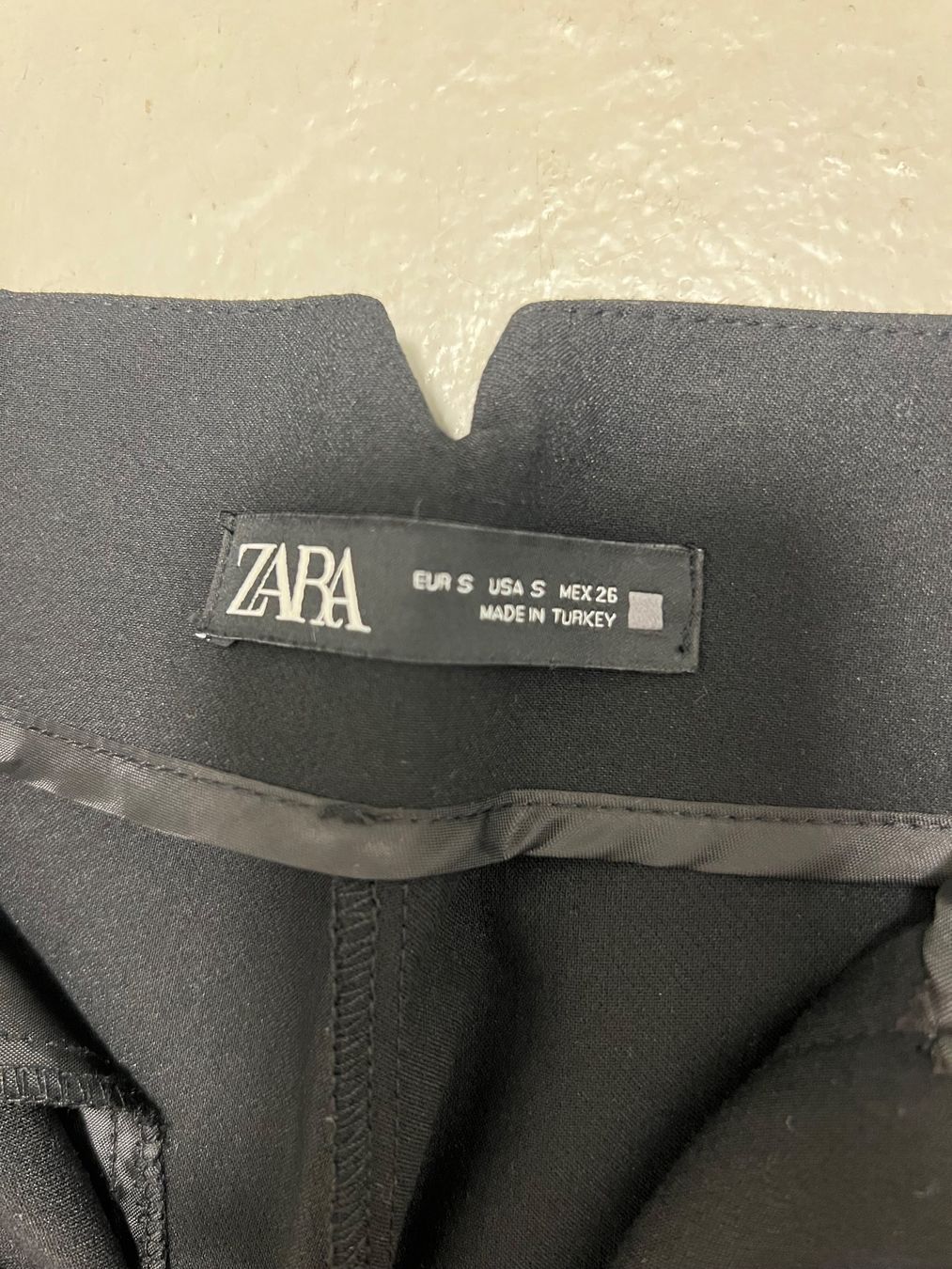 Zara Pantaloni: Zara hochgeschnittene Bundfaltenhose, schwarz – Usato da Zollikon venduto da Jekled 1
