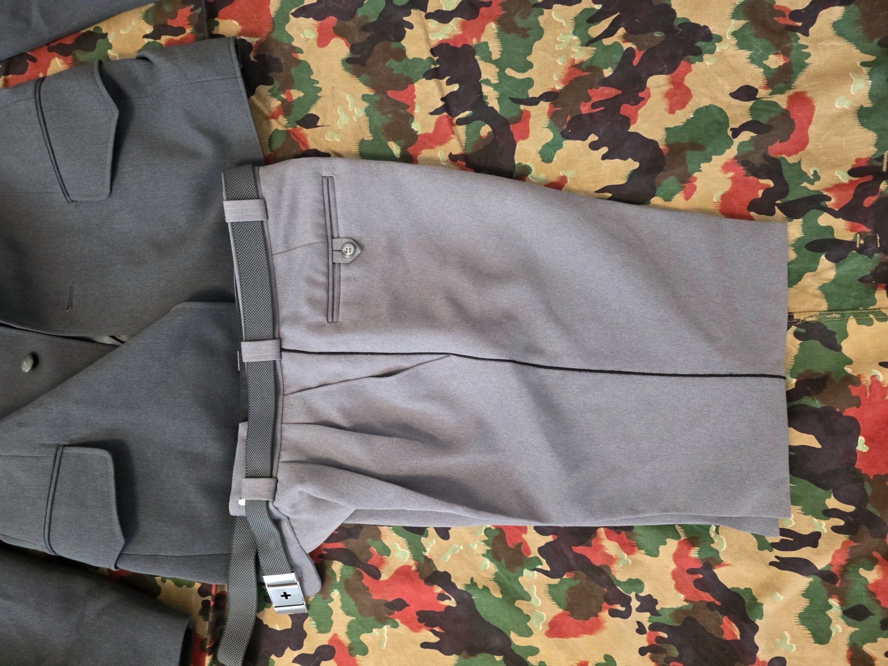 Schweizer Armee Uniformi: Armee Uniform Ausgängen Militär – Usato da Dorf venduto da Echo_Elements 3