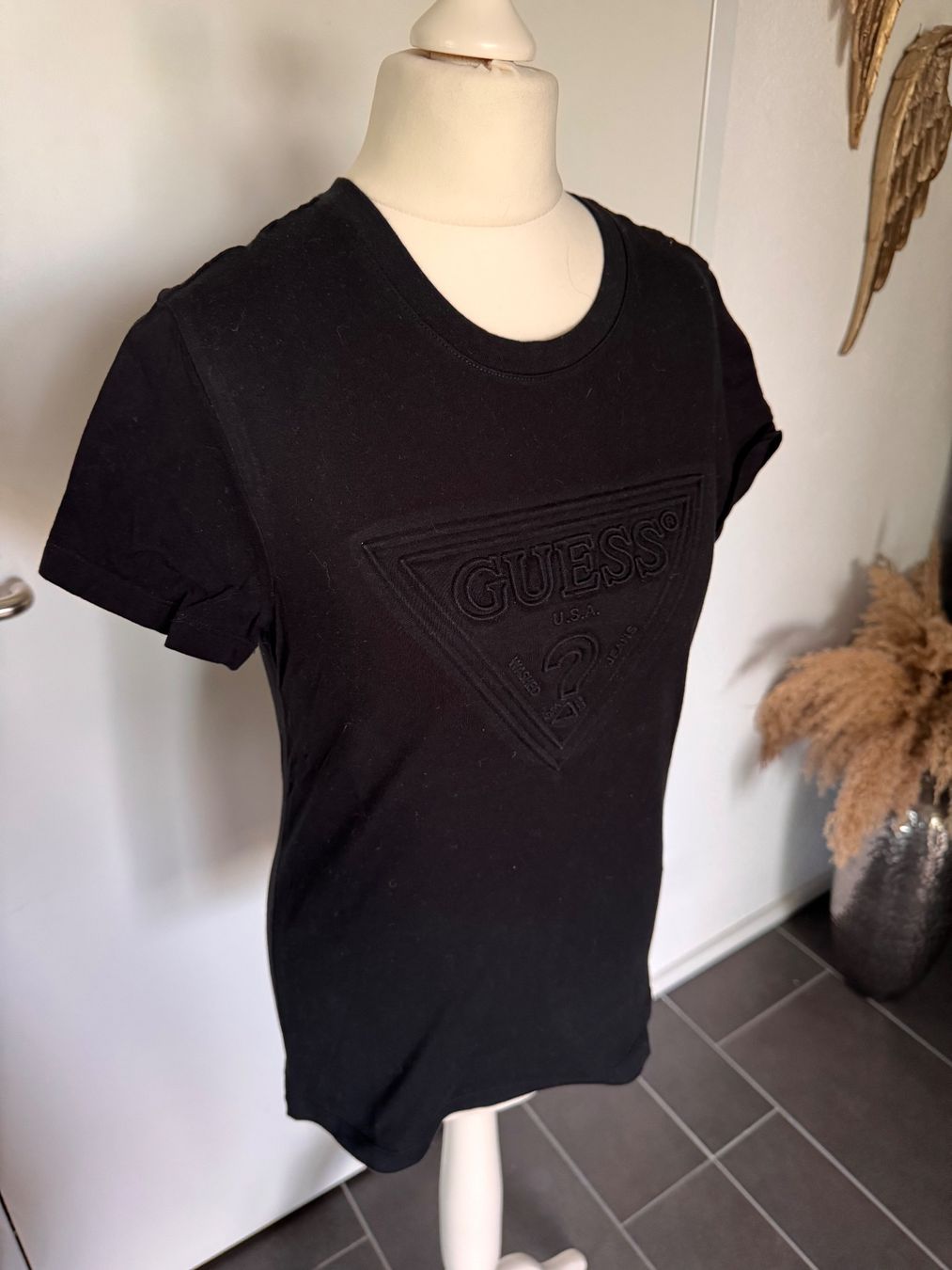 Guess T-shirt: Basic Shirt Schwarz Guess Gr. S – Usato da Rothrist venduto da Fondgruebe 1