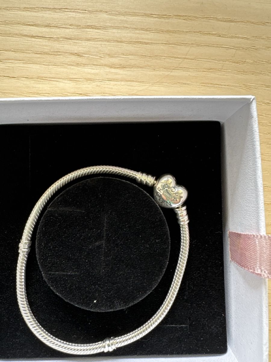 Pandora Bracelets: Bracciale Pandora nuovo – Neuf avec emballage d'origine à Cernier par dec_2xwb