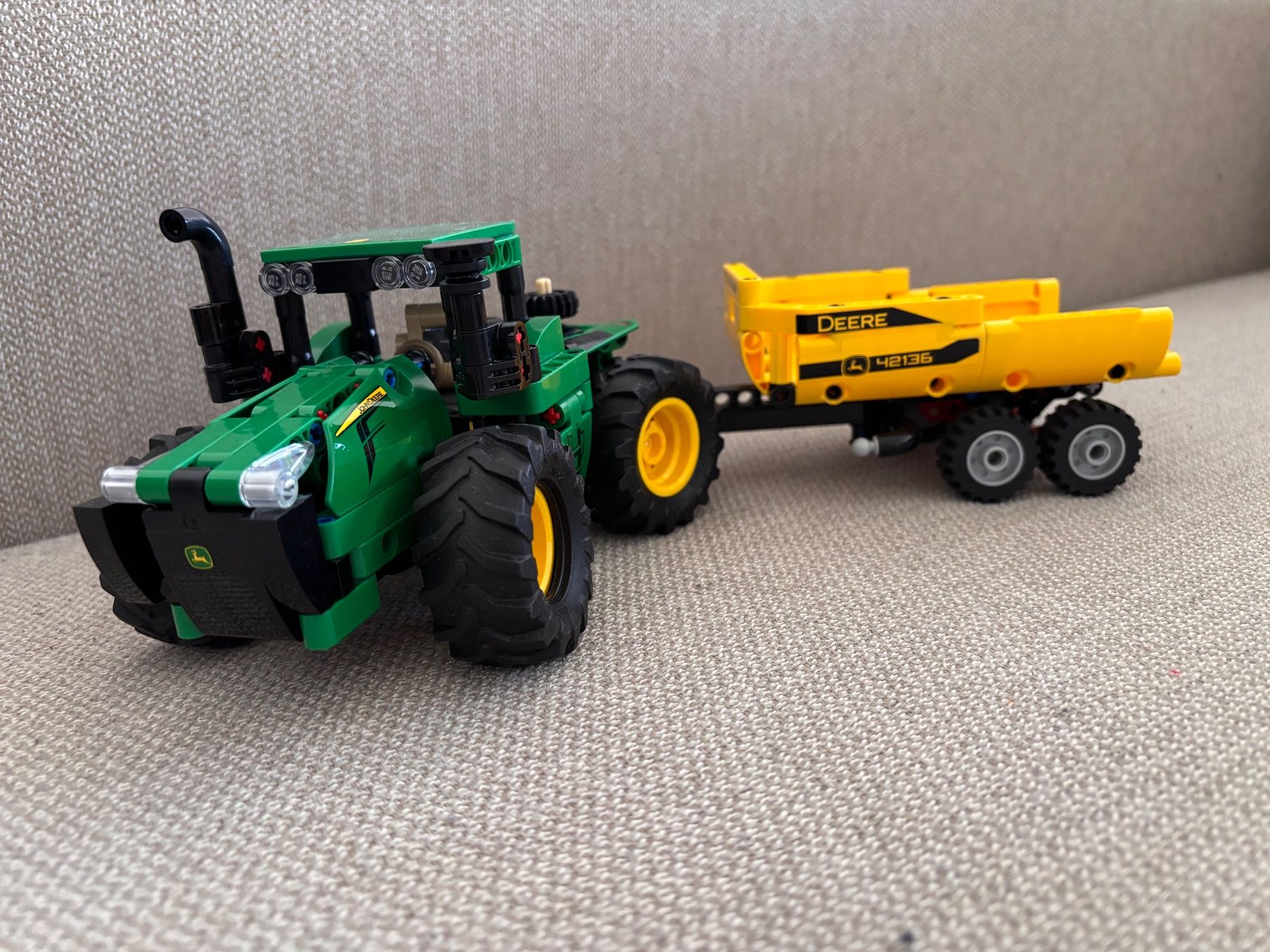 Lego Jeux de construction: Tracteur John Deere avec remorque Lego Technic 42136 – D'occasion à Veyrier par MargaritaR