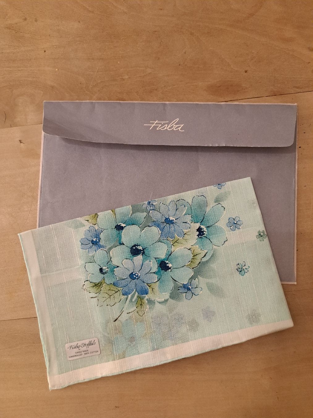 Altro in  Abbigliamento & Accessori: Fisba Taschentuch Blumenmuster, mit Original Geschenkcouvert – Nuovo e nell'imballaggio originale da Zürich venduto da chusel