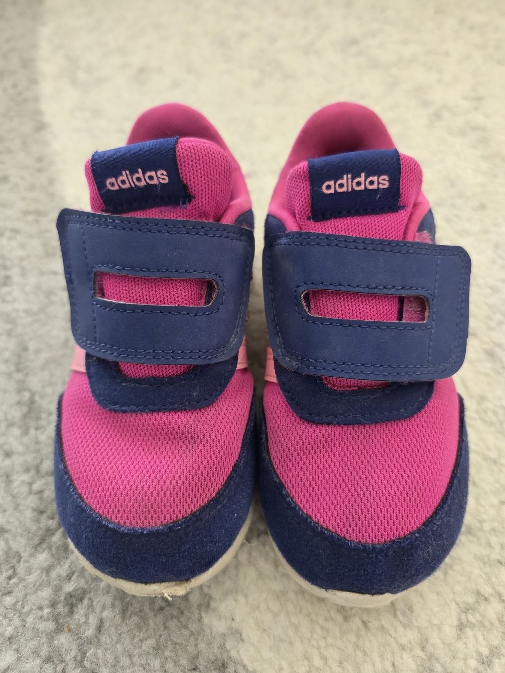 Adidas Schuhe für Mädchen: Adidas Turnschuhe Mädchen Grösse 27 – Gebraucht aus Unterentfelden von Panda-87