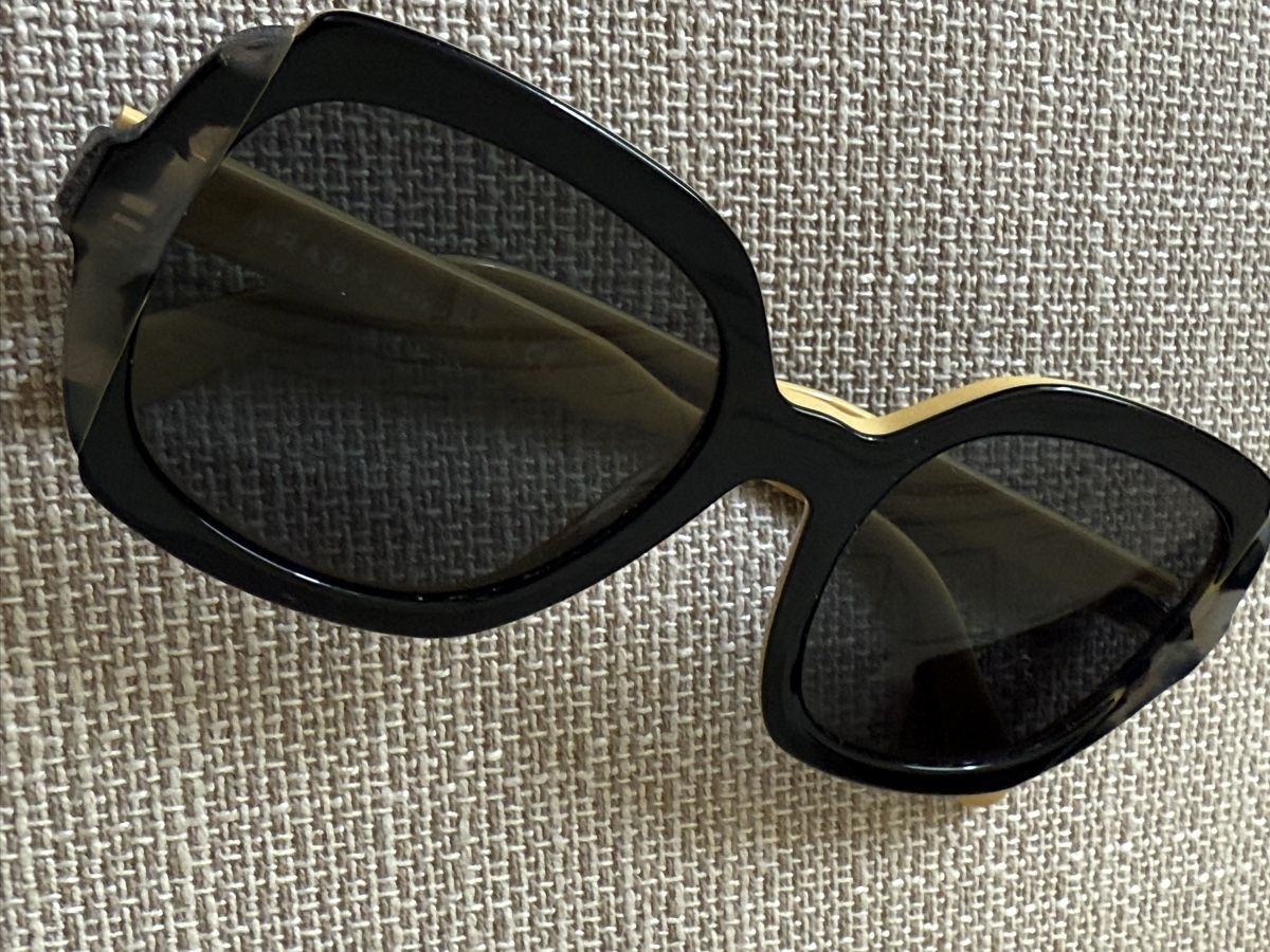 Prada Occhiali & Lenti: Lunettes de soleil noir/jaune/marron Prada – Usato da Tavannes venduto da Thriftshop 5