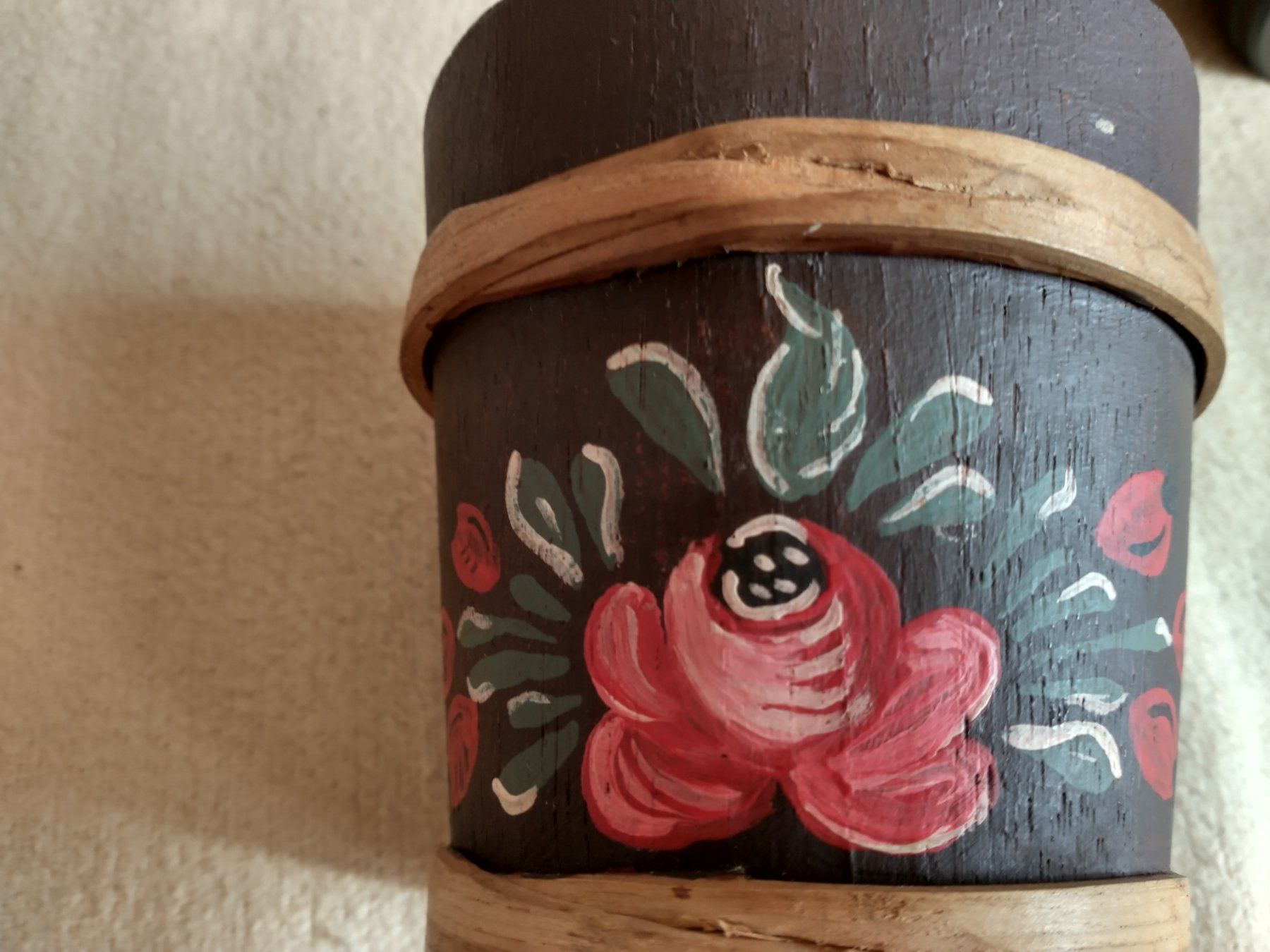 Toutes les décorations: 2 Holz Gefässe/Eimerli, handbemalt mit Blumenmuster – D'occasion à Löhningen par Chimae67 2